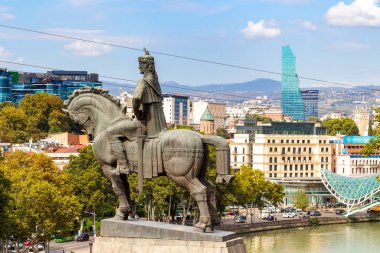 Tiflis, Gürcistan - 26 Eylül 2023: Güneşli sonbahar gününde Kura Nehri ve Tiflis şehri üzerinde Kral Vakhtang Gorgasali 'nin heykeli görülüyor