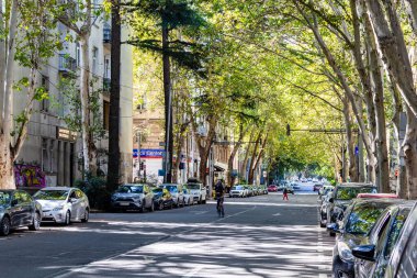 Tiflis, Gürcistan - 27 Eylül 2023: güneşli sonbahar gününde Tiflis 'in Vake ilçesinde yeşil Irakli Abashidze tepesi. Sokak adını Gürcü yazar Irakli Abashidze 'den almıştır.