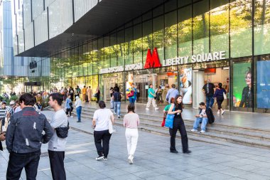 Tiflis, Gürcistan - 27 Eylül 2023: Güneşli sonbahar gününde, Tiflis 'in Shota Rustaveli Bulvarı' ndaki Galleria Tiflis alışveriş merkezindeki Özgürlük Meydanı metrosunun girişi