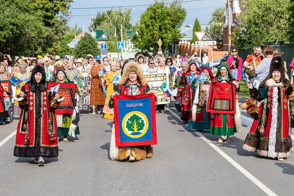 Kolomna, Rusya - 11 Haziran 2022: Eski Kolomna şehrindeki Kolomna Kremlin 'de düzenlenen Uluslararası Patchwork Festivali sırasında el yapımı giysiler içinde ustalar geçidi