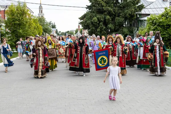 Kolomna, Rusya - 11 Haziran 2022: Eski Kolomna şehrindeki Kolomna Kremlin 'de düzenlenen Uluslararası Patchwork Festivali sırasında el yapımı ulusal kostümler içinde ustalar geçidi
