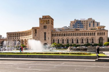 Erivan, Ermenistan - 28 Eylül 2023: Güneşli bir sonbahar akşamında Erivan 'ın orta Kentron ilçesindeki yaya Cumhuriyet Meydanı No: 2' deki çeşme ve hükümet binası