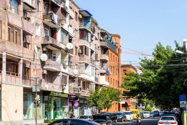 Erivan, Ermenistan - 29 Eylül 2023: Güneşli sonbahar gününde Erivan 'ın merkezi Kentron ilçesindeki Leo Caddesi manzarası