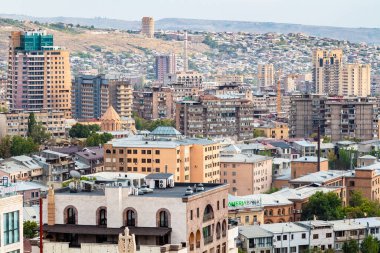 Erivan, Ermenistan - 29 Eylül 2023: Sonbahar günbatımında Cascade merdivenlerinden Erivan 'ın merkezindeki apartman binalarının manzarası