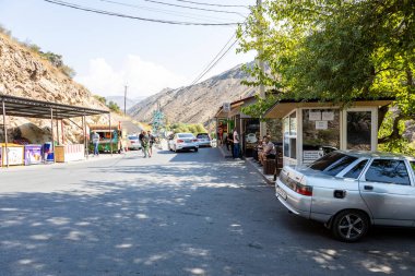 Garni, Ermenistan - 30 Eylül 2023: Güneşli sonbahar gününde Garni köyü yakınlarındaki Gegham vadisindeki Garni vadisindeki taşların yer aldığı park alanı ve açık hava pazarı