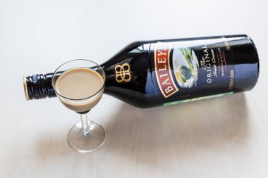 Moskova, Rusya - 2 Ağustos 2022: İrlanda 'da Diageo' nun İrlanda 'da yaptığı tatlı Baileys likörü ve yalancı şişe (şarap kadehi üzerine odaklan))