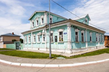 Kolomna, Rusya - 11 Haziran 2022: Kolomna 'da güneşli bir yaz gününde Kolomna Kremlin' deki eski ahşap ev. Kuprin 'in evi, Rus yazar Kuprin buraya akrabalarını ziyarete geldi.