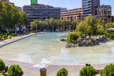 Erivan, Ermenistan - 14 Eylül 2023: Güneşli sonbahar gününde Erivan 'ın orta Kentron ilçesinde Kuğu Gölü dekoratif su akıntısı