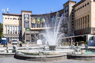 Erivan, Ermenistan - 14 Eylül 2023: Güneşli sonbahar gününde Erivan 'ın orta Kentron ilçesindeki Abovyan Caddesi' ndeki Charles Aznavour Meydanı 'nda fonda fıskiye ve Moskova Sinema salonu