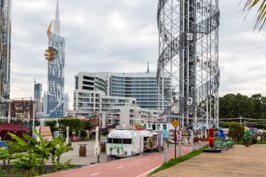 Batumi, Georgia - 16 Eylül 2023: Bulutlu bir sonbahar gününde Batumi şehrinde Miracle Park 'ta boş Batumi Festivali