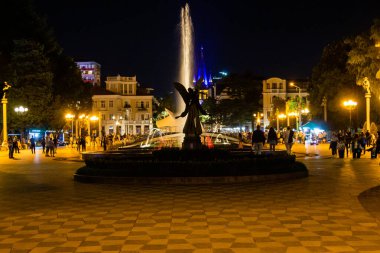 Batumi, Gürcistan - 16 Eylül 2023: Batumi şehrindeki sahil bulvarında sonbahar gecesi heykel ve dans eden çeşmeler