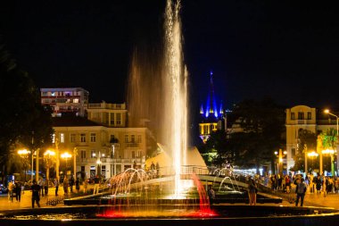 Batumi, Gürcistan - 16 Eylül 2023: Sonbahar gecesi Batumi şehrindeki sahil bulvarında dans eden çeşmeler