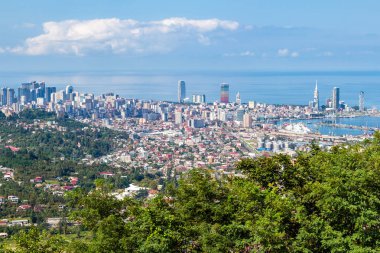 Batumi, Gürcistan - 21 Eylül 2023: Güneşli bir sonbahar gününde Sameba 'dan Batumi kenti ve Karadeniz manzarası