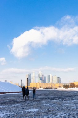 Moskova, Rusya - 22 Şubat 2023: Moskova şehir merkezinin gökdelenleri Pobediteley Meydanı 'ndan kışın Poklonnaya Gora' daki Zafer Parkı 'na bakıyor.