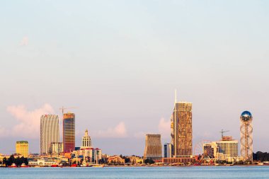 Batumi, Gürcistan - 22 Eylül 2023: Batum şehrindeki gökdelenlerin sonbahar gündoğumu manzarası