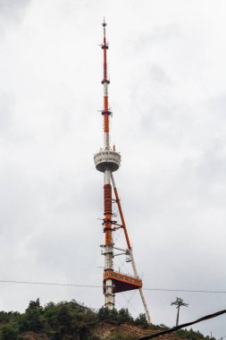 Tiflis, Gürcistan - 23 Eylül 2023: Gürcistan Tiflis TV Yayın Kulesi bulutlu bir sonbahar gününde. Kule Tiflis, Gürcistan 'da yer almaktadır ve 1972 yılında inşa edilmiştir.