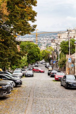 Tiflis, Gürcistan - 23 Eylül 2023: Tiflis 'in Mtatsminda ilçesindeki Aleksandra Chavchavadze caddesinin manzarası bulutlu sonbahar gününde