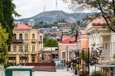Tiflis, Gürcistan - 23 Eylül 2023: Tiflis 'te Pkhovi Caddesi' nin manzarası