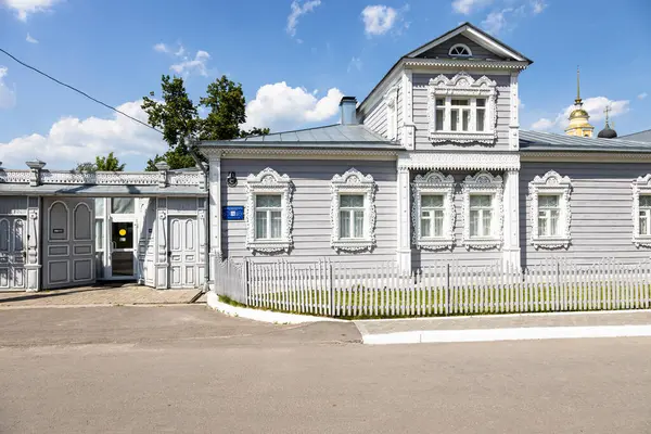 Kolomna, Rusya - 10 Haziran 2022: Organik Kültür Müzesi 'nin kapıları 1815 yılında Kolomna Kremlin' de güneşli bir yaz gününde inşa edilmiştir.