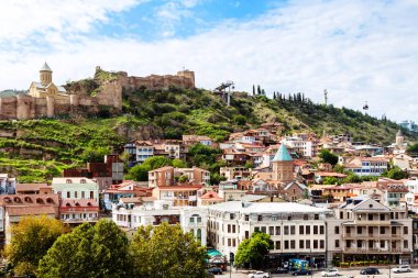 Tiflis, Gürcistan - 26 Eylül 2023: Güneşli sonbahar gününde Tiflis 'in Metekhi kentinden eski kasaba ve Sololaki Tepesi manzarası