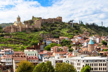 Tiflis, Gürcistan - 26 Eylül 2023: Sonbahar günü Tiflis 'in Metekhi kentinden Sololaki tepesinin manzarası