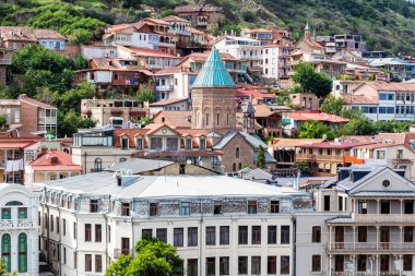 Tiflis, Gürcistan - 26 Eylül 2023: Tiflis 'te Metekhi şehrindeki eski apartman ve kilise manzarası