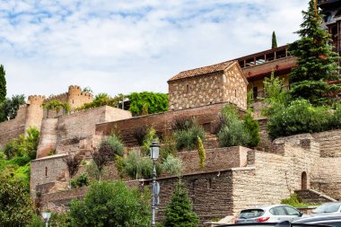 Tiflis, Gürcistan - 26 Eylül 2023: Güneşli sonbahar gününde Tiflis 'in Avlabari ilçesindeki Darejan Sarayı' nın duvarları