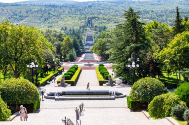 Tiflis, Gürcistan - 27 Eylül 2023: Güneşli sonbahar gününde Tiflis 'in Vake ilçesindeki merdivenlerden Vake Park' ta Zafer Anıtı 'nın manzarası