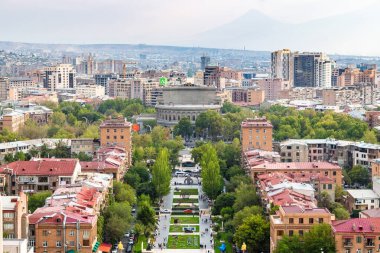 Erivan, Ermenistan - 29 Eylül 2023: Sonbahar alacakaranlığında Erivan 'ın Cascade şehrindeki yeşil Tamanyan bulvarı ve Erivan opera binasının manzarası