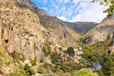 Goght, Ermenistan - 30 Eylül 2023: Güneşli sonbahar gününde Yukarı Azat Vadisi 'ndeki Geghard Manastırı manzarası. Geghard UNESCO Dünya Mirası Listesi