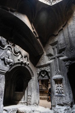 Goght, Ermenistan - 30 Eylül 2023 Zhamatun, Proshyans mezarı ve Yukarı Azat Vadisi 'ndeki Geghard Manastırı Astvatsatsin ikinci mağara kilisesi