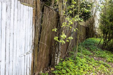 boyanmış ahşap kapı ve köhne ahşap çitler köy bölgesinde