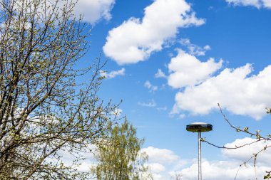 Kadastro GNSS Teftiş Üssü üzerinde mavi gökyüzünde beyaz bulutlar