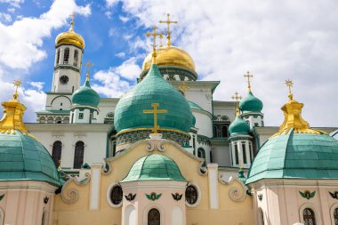 Konstantin ve Helena yeraltı kilisesi ve Rusya 'nın Moskova bölgesinde Istra kasabası yakınlarındaki Yeni Kudüs Manastırı Diriliş Katedrali' nin kulesi ve kubbeleri.