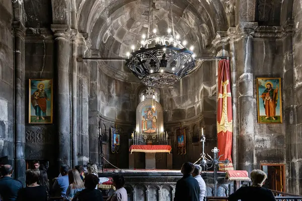 Goght, Ermenistan - 30 Eylül 2023: Yukarı Azat Vadisi 'ndeki Geghard Manastırı Katoghike Kilisesi' nde sunak. Geghard UNESCO Dünya Mirası Listesi