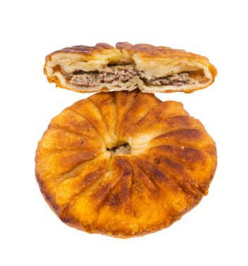 Tatar mutfağı - bir buçuk Peremech (kıyma ile doldurulmuş kızarmış hamur işi) beyaz arka planda izole edilmiş