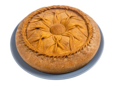 Tatar mutfağı - tüm Zur Belish Tatar Büyük Turtası (mayasız hamur ve patates dolgusu ile mayalanmamış hamur kapalı) beyaz arkaplanda izole edilmiş tabakta