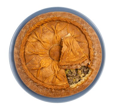 Tatar mutfağı - beyaz arkaplanda izole edilmiş tabakta Zur Belish Tatar Büyük Turtası 'nın (mayasız hamurdan mayalanmamış ve patates dolgulu kapalı turta) üst görüntüsü