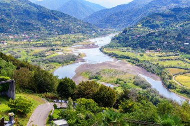 Gürcistan 'a seyahat - Chorokh nehri manzarası eski Erge mezarlığından sonbahar günü Batumi' deki dağda