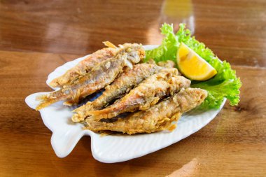 Gürcistan 'a seyahat - Batumi şehrindeki yerel bir kafede kızarmış Karadeniz kırmızı kefal balığı tabağı