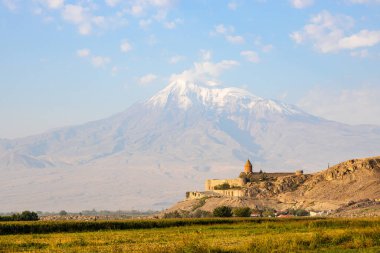 Güneşli sonbahar gününde Ermenistan 'da Ararat Dağı' nın arka planında Khor Virap manastırı manzarası