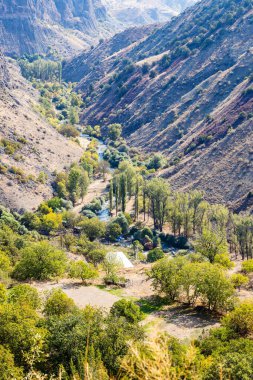 Güneşli bir sonbahar gününde Garni köyü yakınlarında, Ermenistan 'ın Gegham dağlarındaki vadideki Azat Nehri manzarası