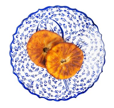 Tatar mutfağı - beyaz arka planda izole edilmiş süs tabaklarında iki Peremeche 'in (kıymalı etle doldurulmuş kızarmış hamur işi) üstünde