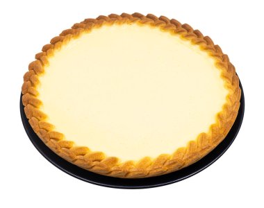 Tüm cheesecake (ekşi kremalı pasta) beyaz arka planda izole tabakta