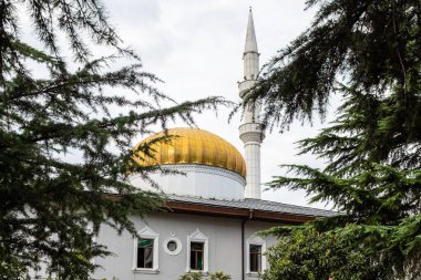 Gürcistan - Orta Jame Camii Bulutlu bir sonbahar gününde Batumi şehrinde. Batumi Merkez Camii 1886 yılında inşa edildi.