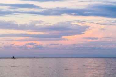 Gürcistan 'a seyahat - Batumi limanından Karadeniz manzarası Sonbahar menekşe karanlığında