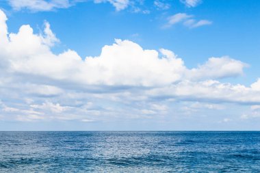 Gürcistan 'a seyahat - sonbahar günü Batumi kenti yakınlarındaki Karadeniz üzerinde beyaz bulutlar