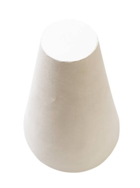 Beyaz zemin üzerinde izole edilmiş üç boyutlu geometrik şekil kağıt frustum koni el yapımı görünüm üzerinde