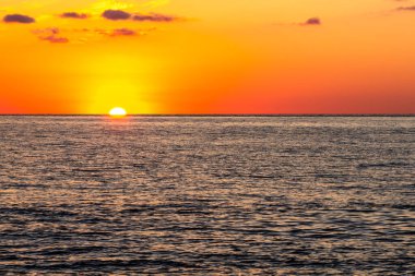 Gürcistan 'a seyahat - Batumi' de sonbahar akşamı güneş ufuk çizgisinde batıyor