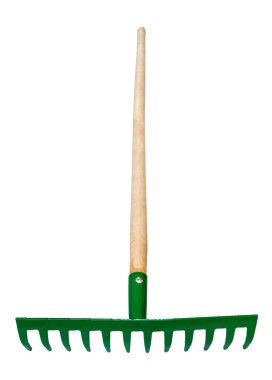 Beyaz arka planda izole edilmiş ahşap saplı çelik tırmığın ön görüntüsü